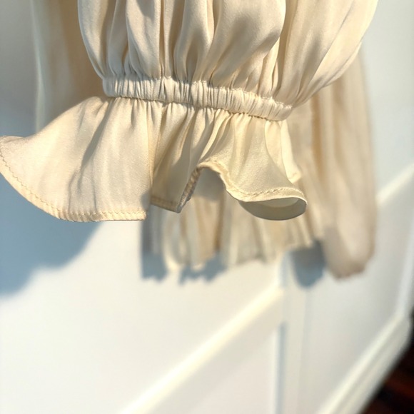Lulu's Women Cream Satiny Milkmaid Off the Shoulder Top in Size S - Picture 7 of 11
